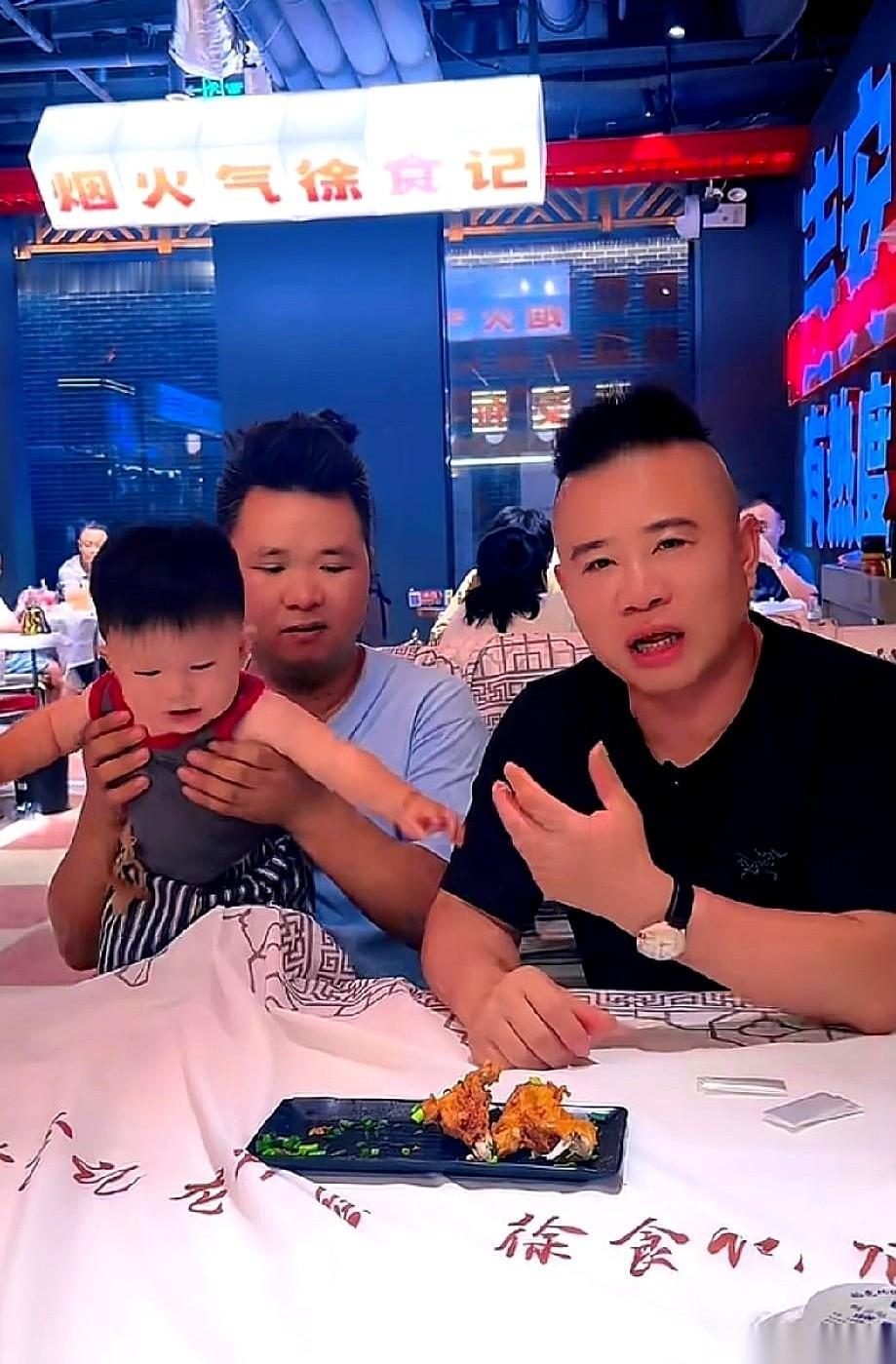 我算是看明白了，有些人帮你，是给你输血；但有些人帮你，是直接给你换血。
军哥就是