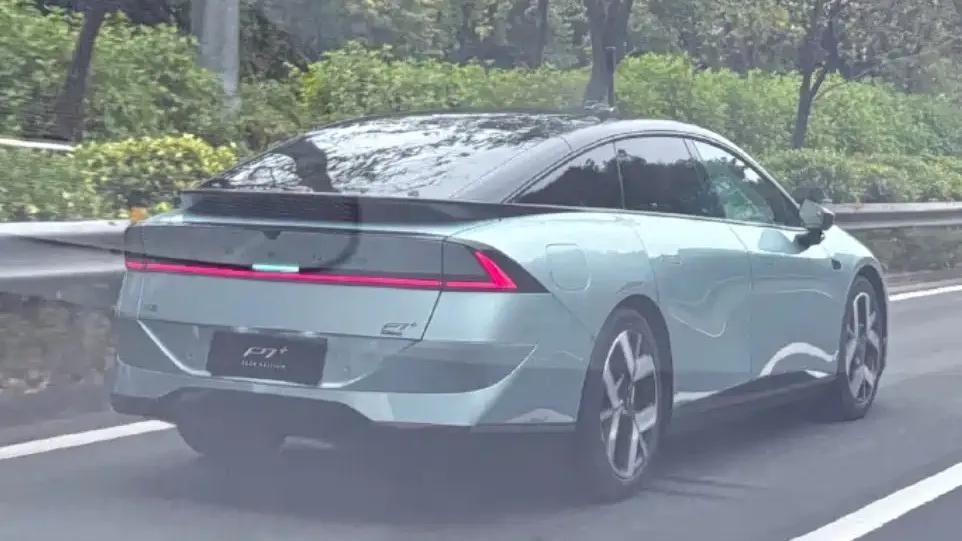 小鹏 P7 +增程版实车图流出，作为系列首款增程车型，它在设计与动力上都有明确调