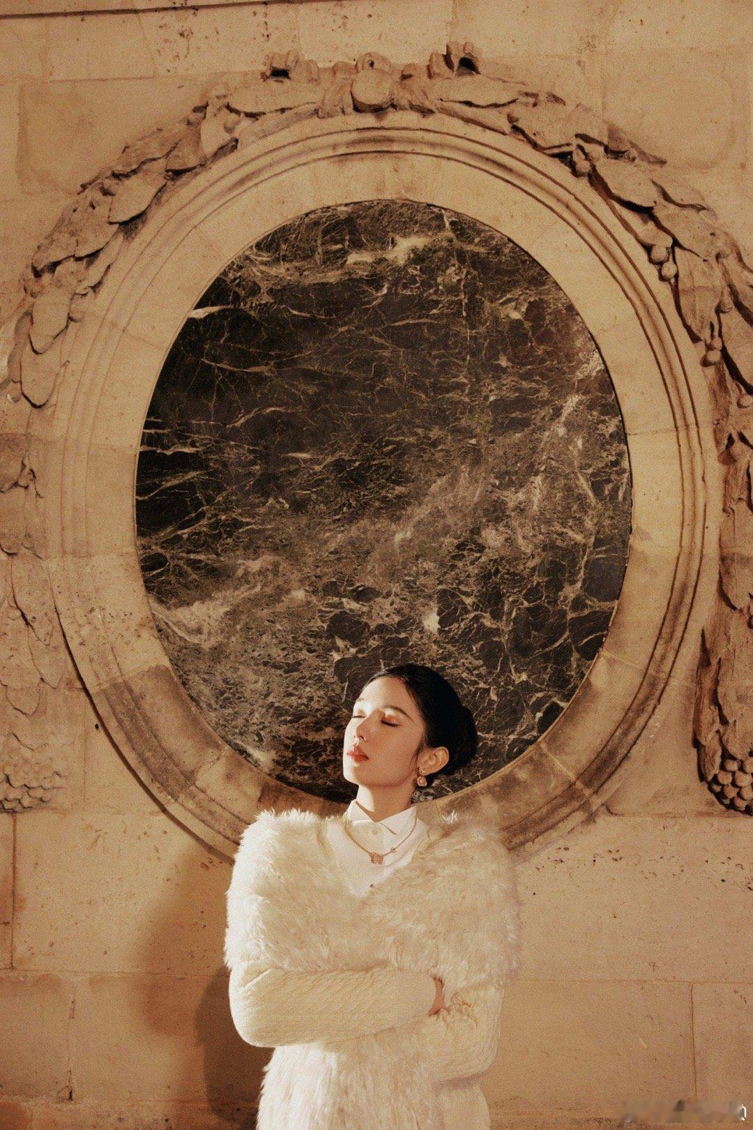 周也 内娱免检大光明 周也的骨相确实很适合大光明造型。额头饱满发际线优美，高颅顶