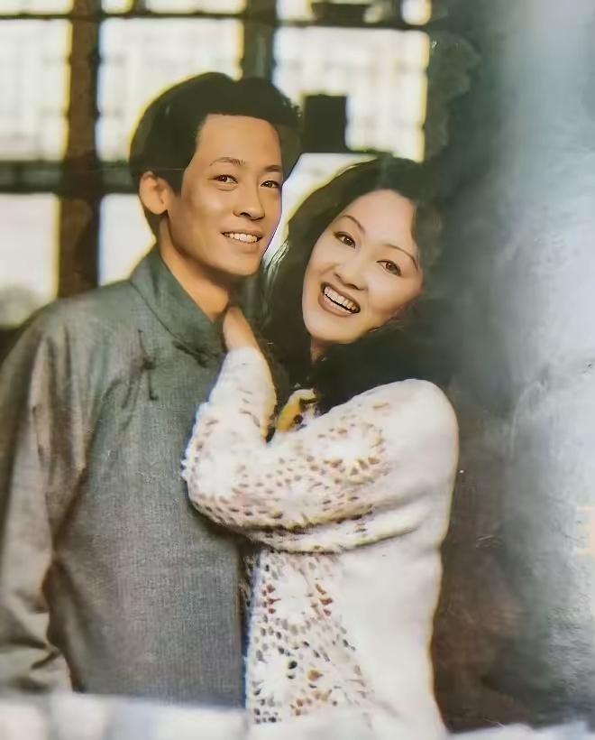 90年代的合影，很麻剧照，这女士是谁啊？很面熟[作揖][玫瑰]