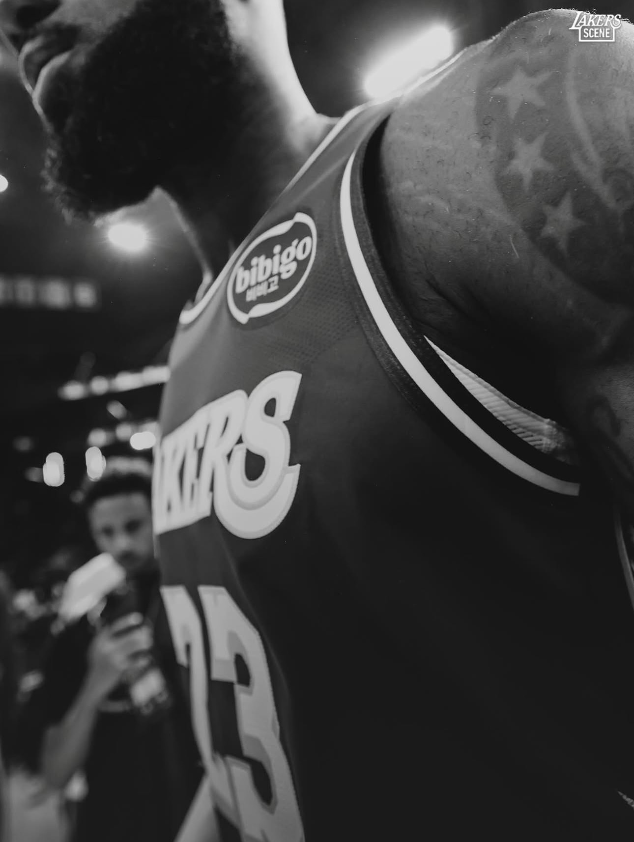 詹姆斯今天得到26分8篮板11助攻2抢断，自东契奇、里夫斯受伤缺阵后，詹姆斯场均