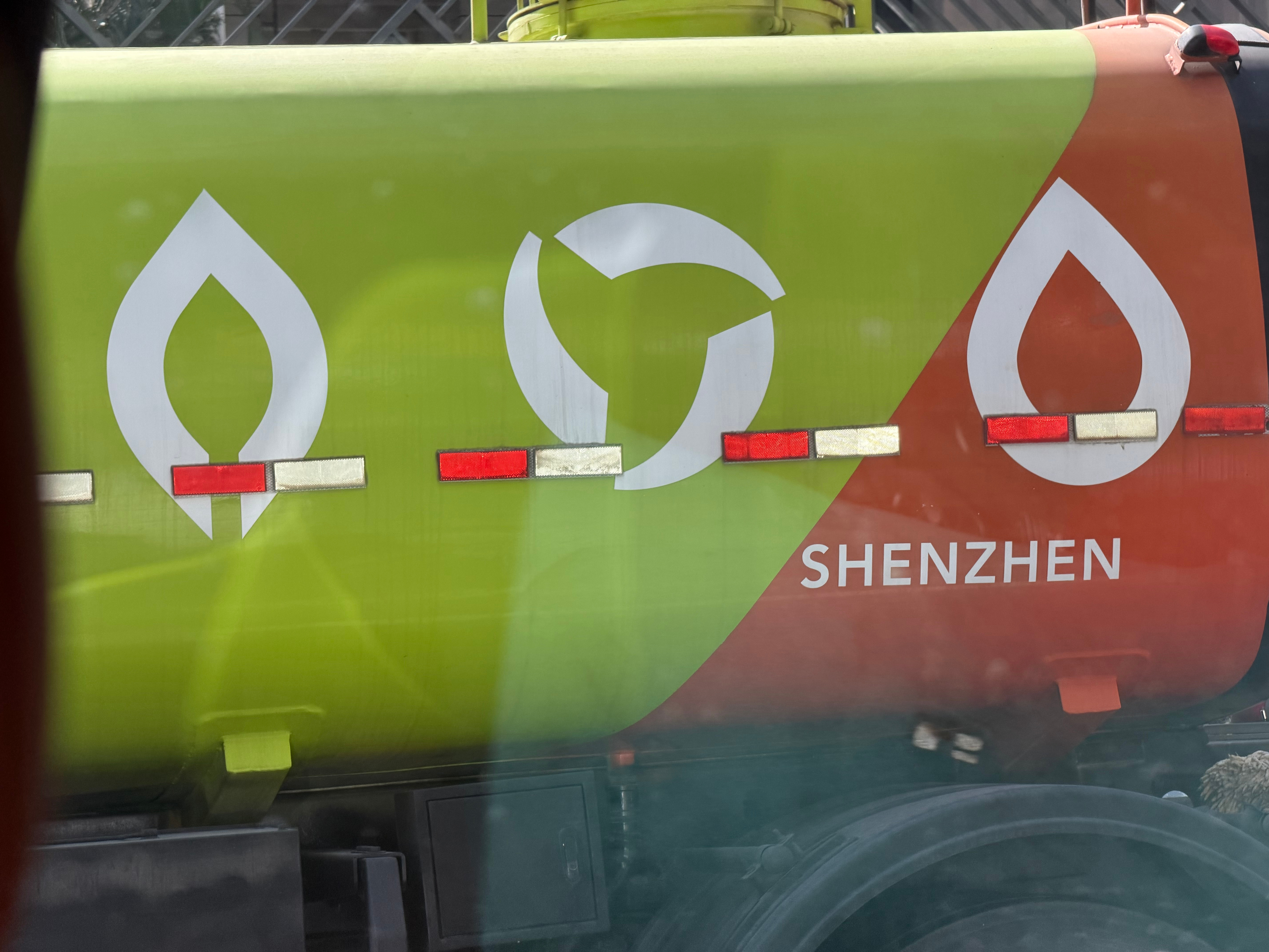 出门就被洒水车滋一车水，我都不知道深圳怎么这么爱洒水，是给马路护肤吗？比小姐姐洗