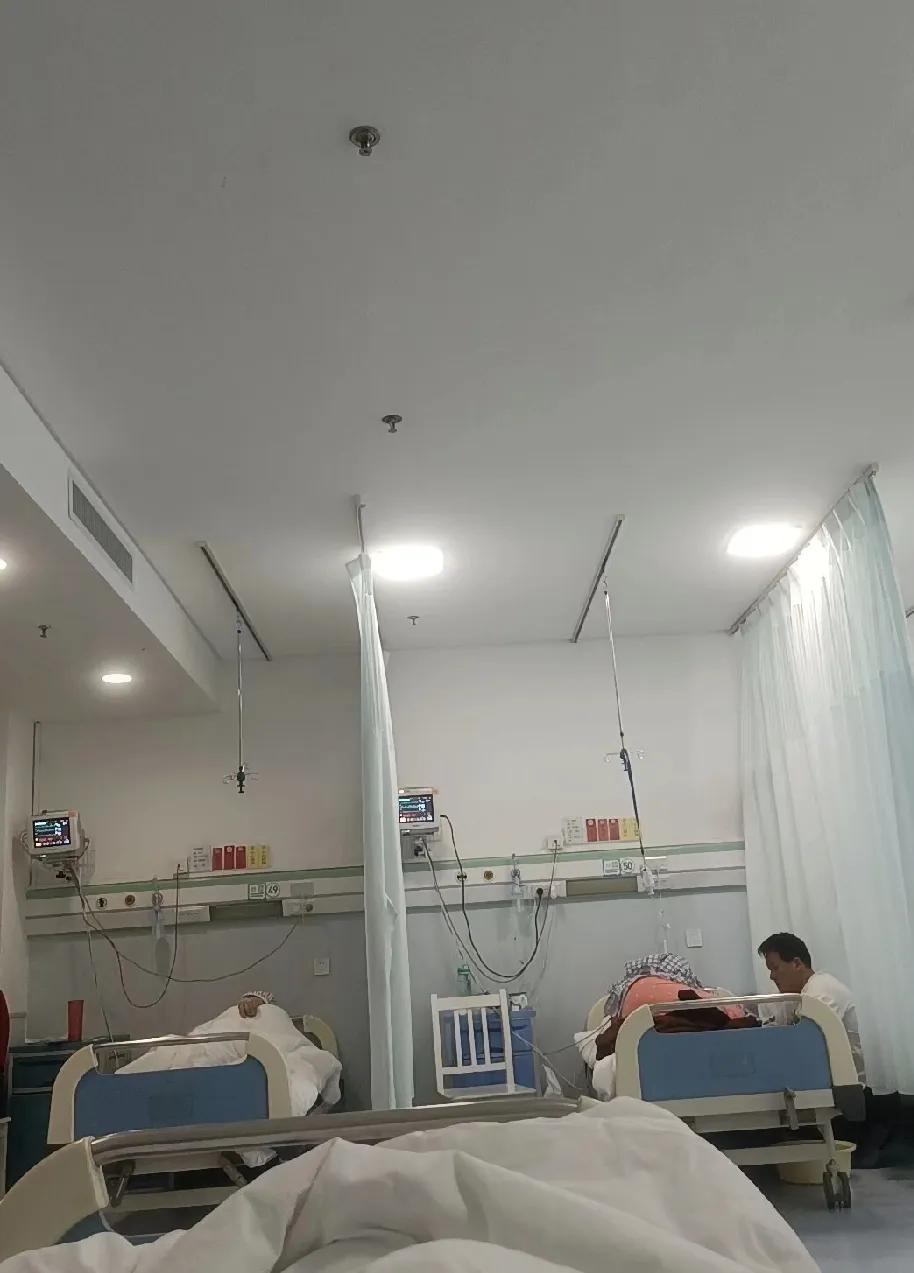 我老公昨天下班搭同事顺风车，半路出车祸住院了，今天他同事的家人来病房商量怎么解决