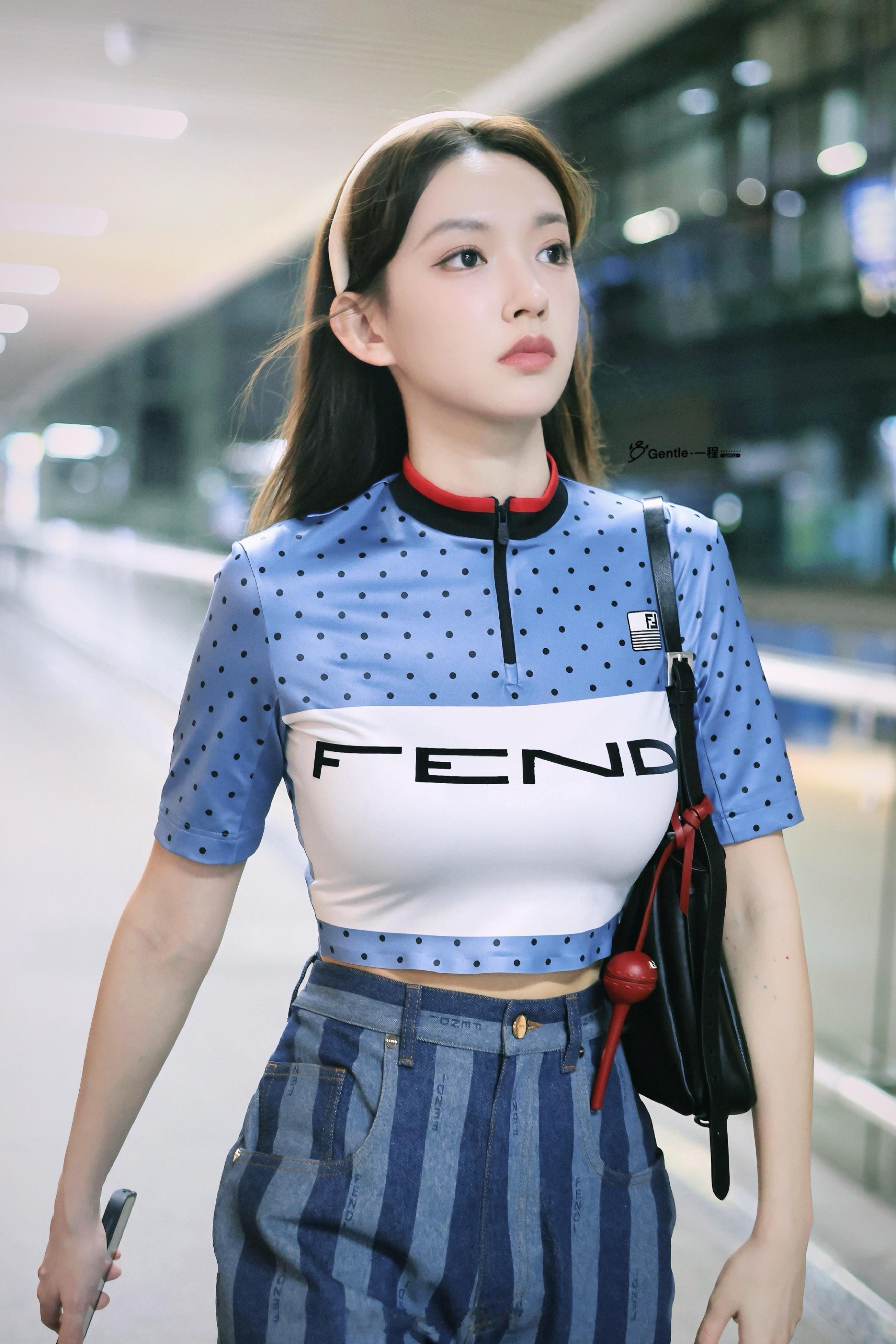 发一组在机场的程潇，潇潇私服好美🥰 