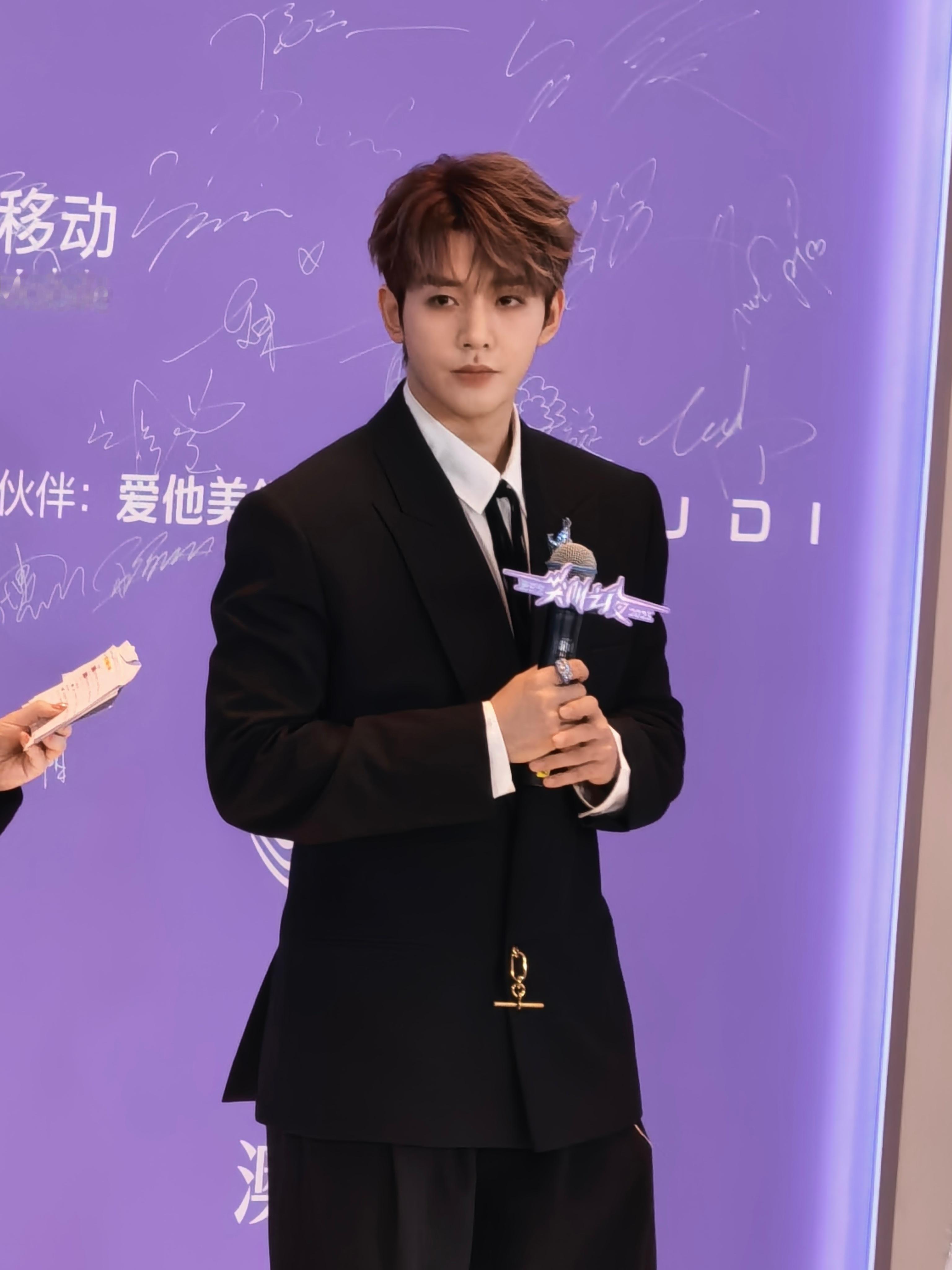 邓为尖叫之夜红毯邓为暗夜贵公子  新鲜的暗夜贵公子邓为红毯生图