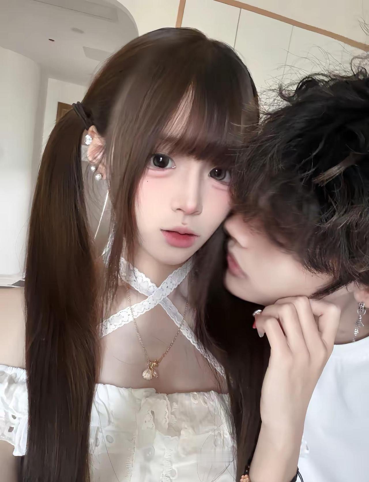 我一直觉得我的过去一点也不幸福 可现在我身边已经有一个很好的男孩了 我想我该知足