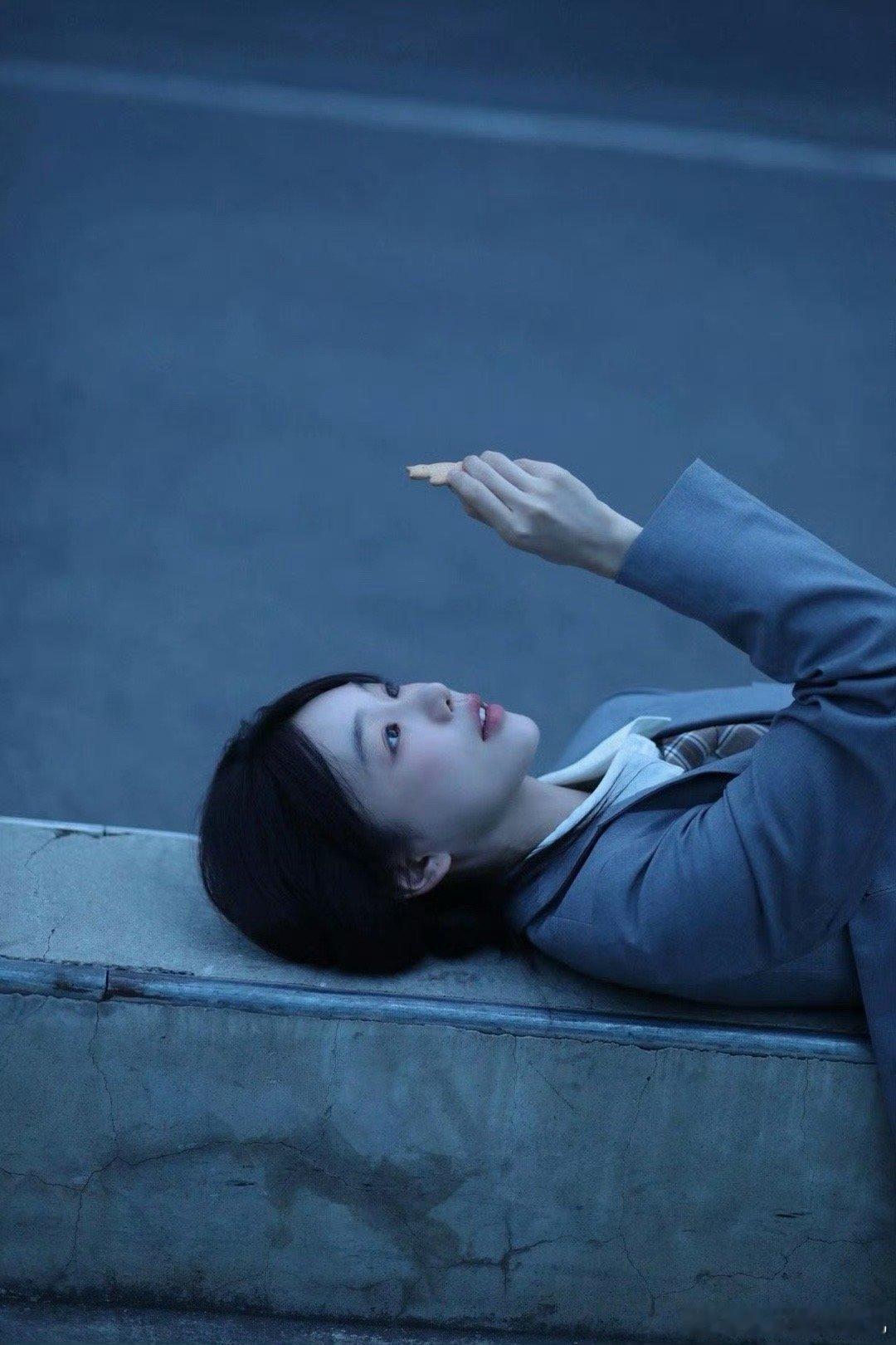 徐梦洁就这样穿着校服出现了 看到穿着校服的徐梦洁，瞬间被她的青春活力感染！水灵灵