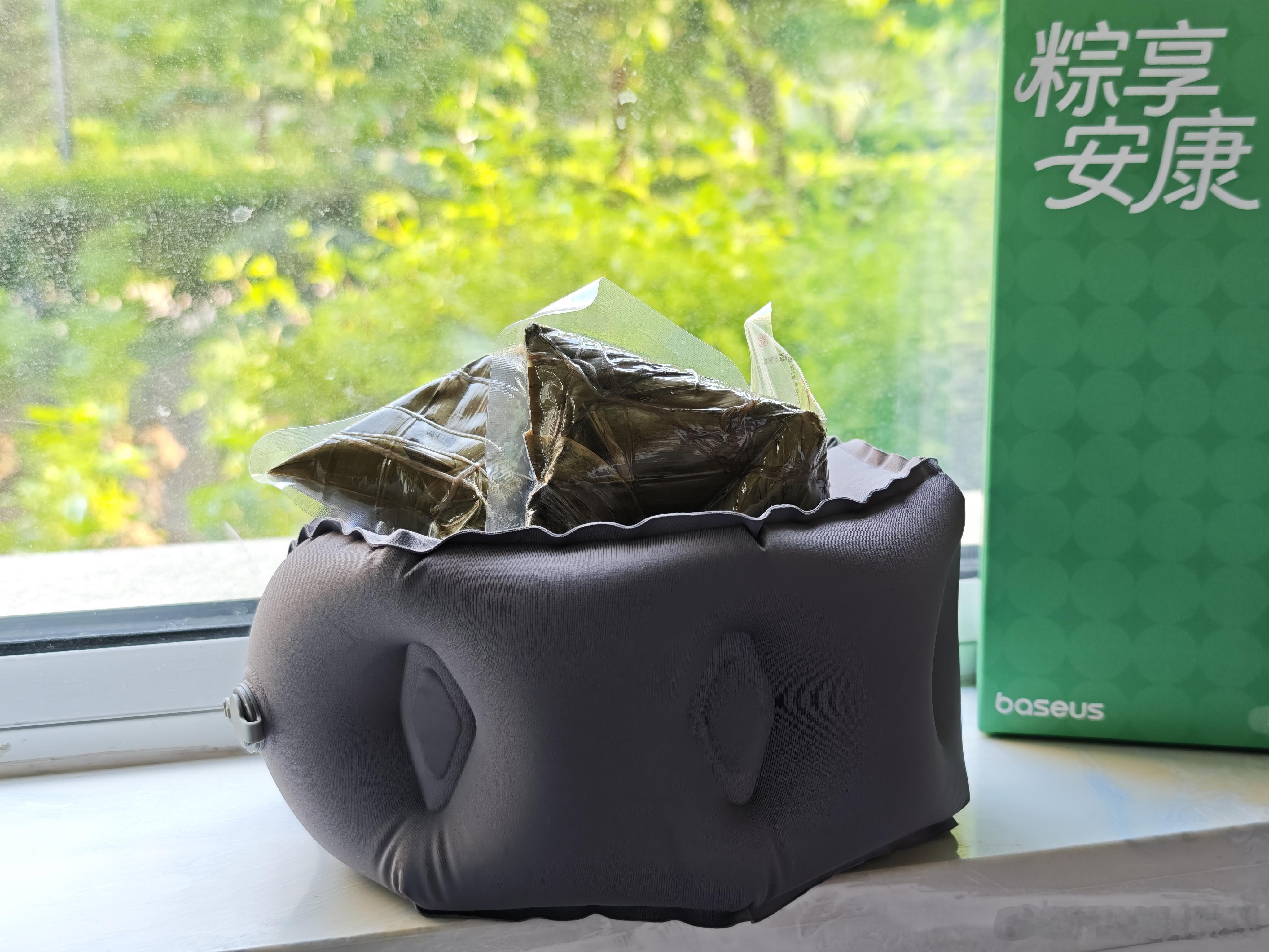 感谢倍思的端午礼物，里面有粽子，棒球帽，颈枕挎包和行李箱。这回的行李箱功能挺全的