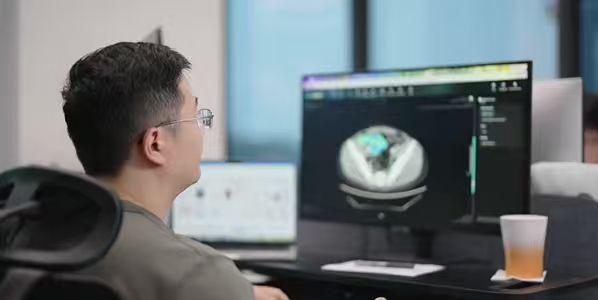 和一位医生朋友聊天，他说出一个观点，十分让人意外。
我们去医院拍个片，感觉很简单