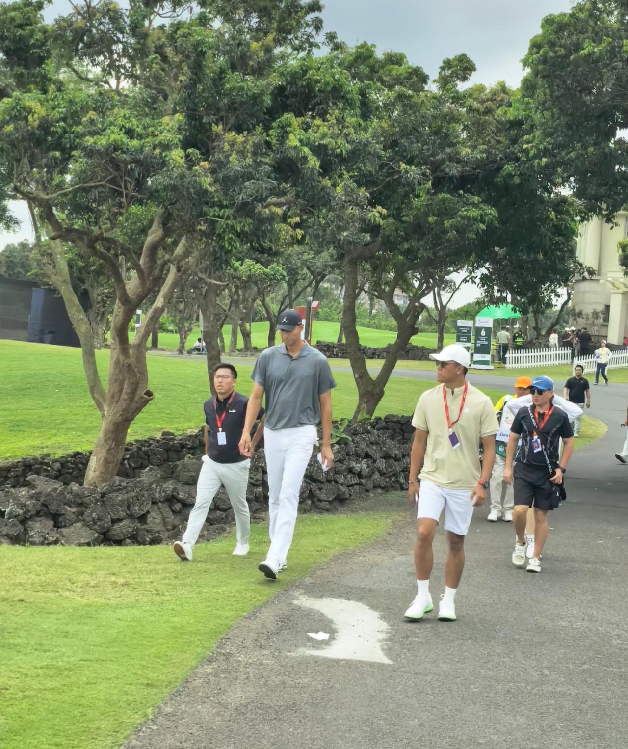 易建联现身海南高尔夫精英赛，灰色短袖搭配白色长裤，气质清爽又干净。

退役之后，