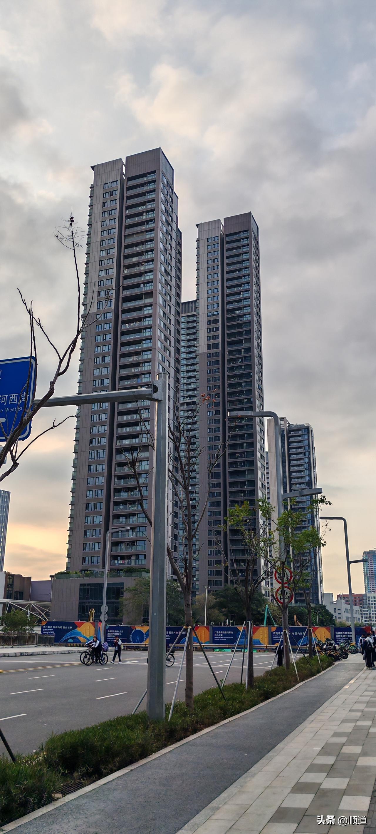 45岁女子7年前交了一个男朋友。
为爱她全力以赴，卖了房辞了工作，来到男朋友的城