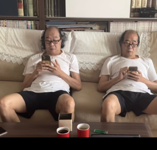 双胞胎见多了老双胞第一次见 原来双胞胎老了也还是很像。 