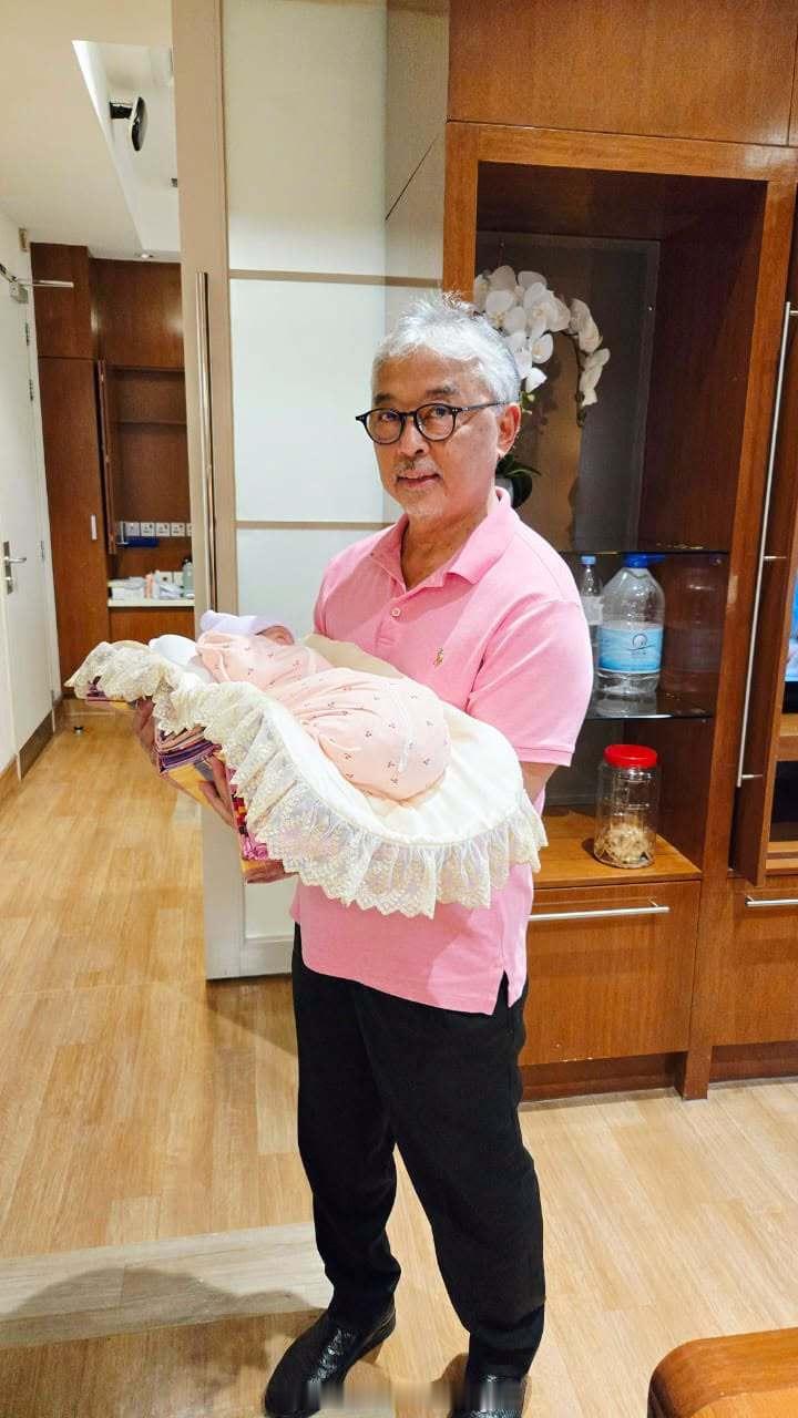 王室王室马来西亚王室彭亨 彭亨苏丹和新的孙女合影，大公主伊曼这脸有点儿吓人