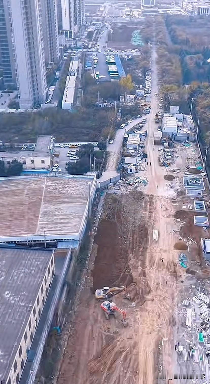 高新三期韦斗大道实拍：围挡内施工正酣，2026年底主线有望贯通

高新三期的“交