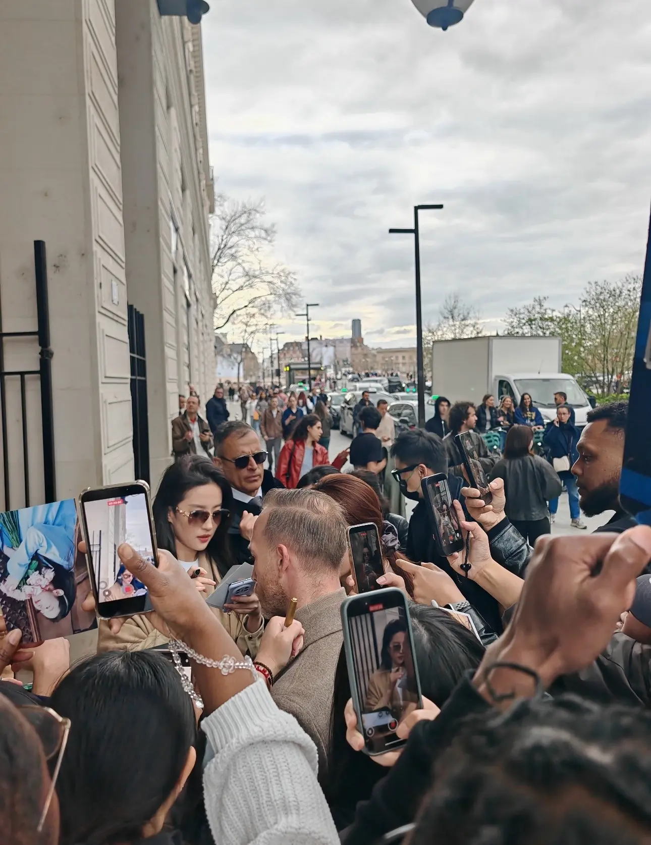 刘亦菲巴黎给粉丝签名✍️ 期待今天大秀。