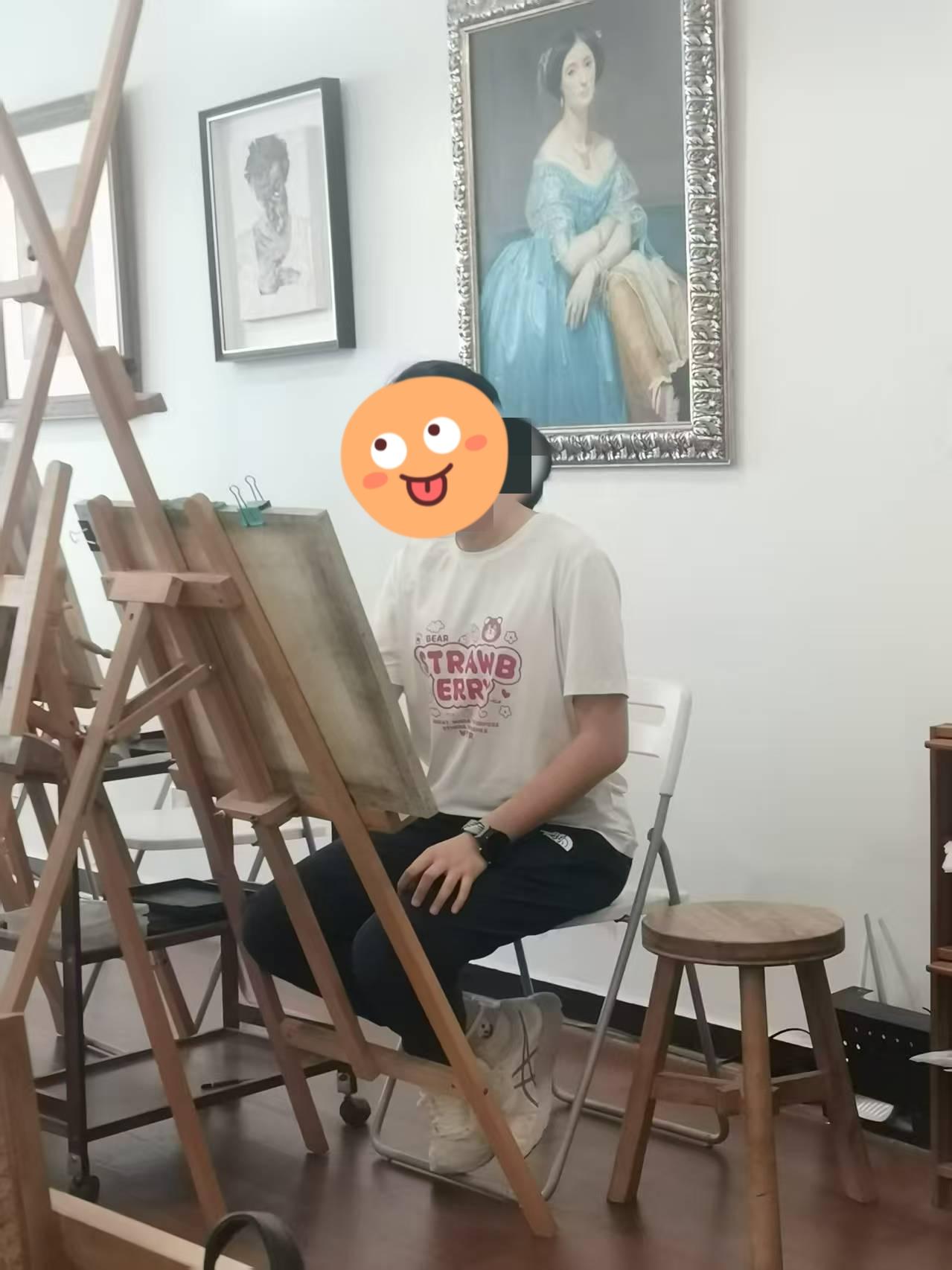 女儿开启艺术人生。[笑]

15岁的女儿今年5月底开始学画，
高中读艺术班，
准