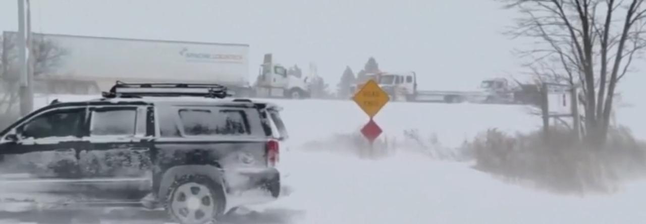 美国密歇根州遭遇暴雪袭击，强风雪导致路面结冰、能见度骤降，当地高速公路上引发了百