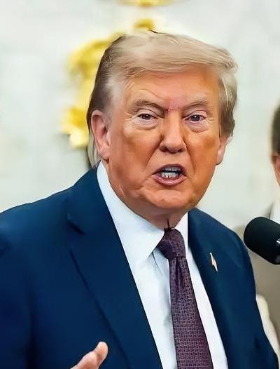 特朗普突然宣布暂停75国签证的这波迷之操作，看似是情绪上头的疯狂举动，背后其实藏