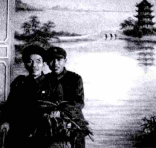 1977年，粟裕刚吃完午饭，正坐在椅子上歇口气，突然听见随员跑进来报告：“有个从