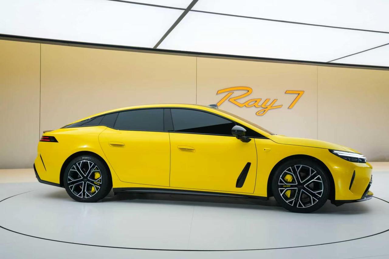 埃安全新车系Ray正式亮相，首款车型Ray7同步登场。作为埃安进入品牌成立第十年