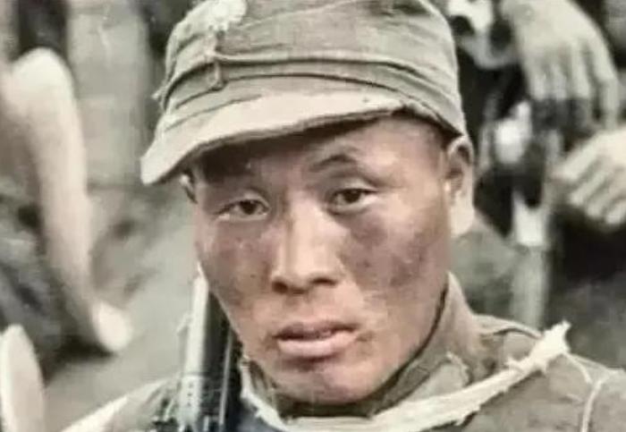 [微风]1945年5月，机枪手曾岳峰因伤掉队，没想到，他遇到100名日军正在吃饭