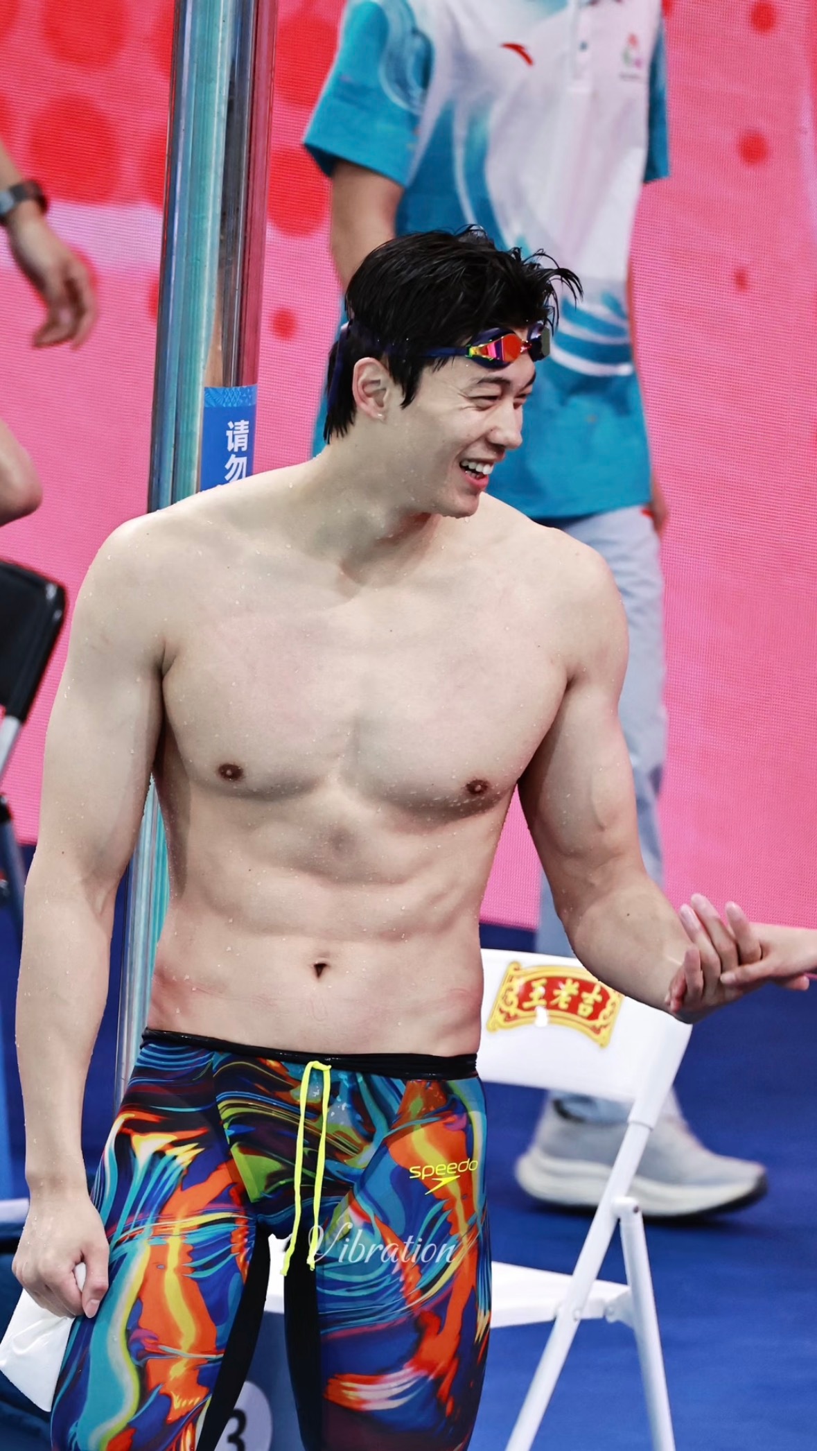 修得干干净净椭圆形的指甲 