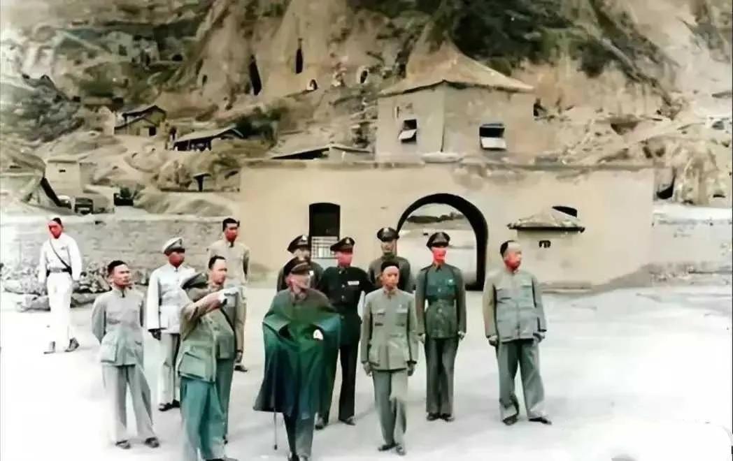 1947年8月，蒋介石在夫人宋美龄和长子蒋经国的陪同下，秘密乘坐专机，到达陕北延