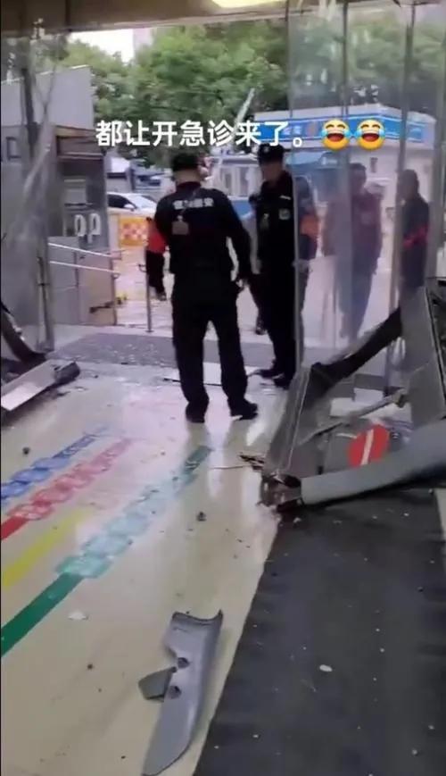 【突发新闻】宁波镇海区中医医院惊现电动汽车“误入歧途”，急诊大厅成意外现场，万幸