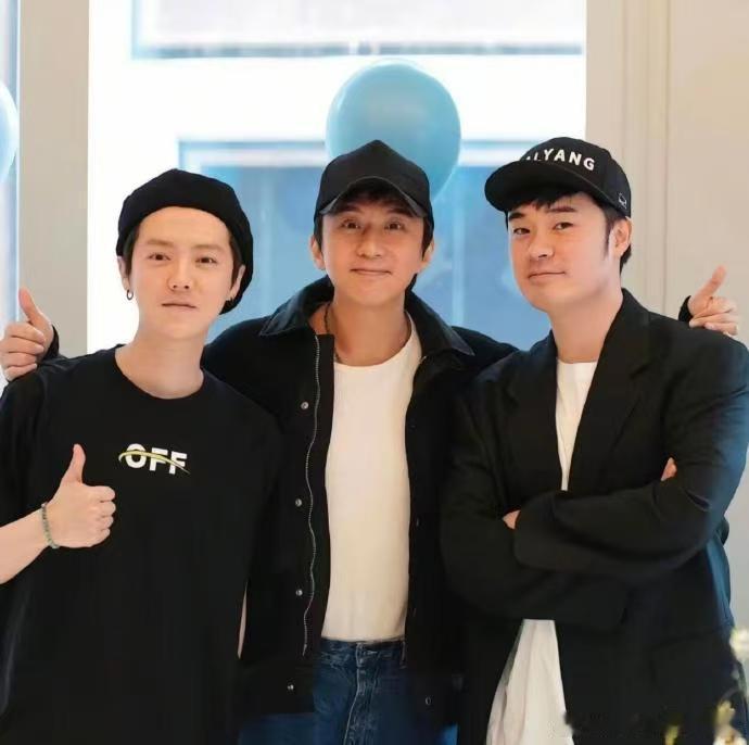 TFBOYS这么大了邓超陈赫鹿晗一家三口哈哈哈哈哈 邓超被调侃成无语的爸，陈赫是