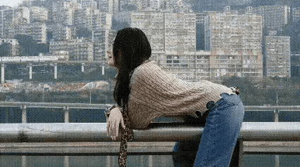 小妖精，少吃一节，别把肚子撑坏了……[大笑]
（视频源于网络）