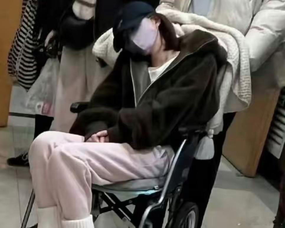 赵露思全年无休 12 月 27 日有赵露思就诊画面曝光，她下车时已无法行走，需众