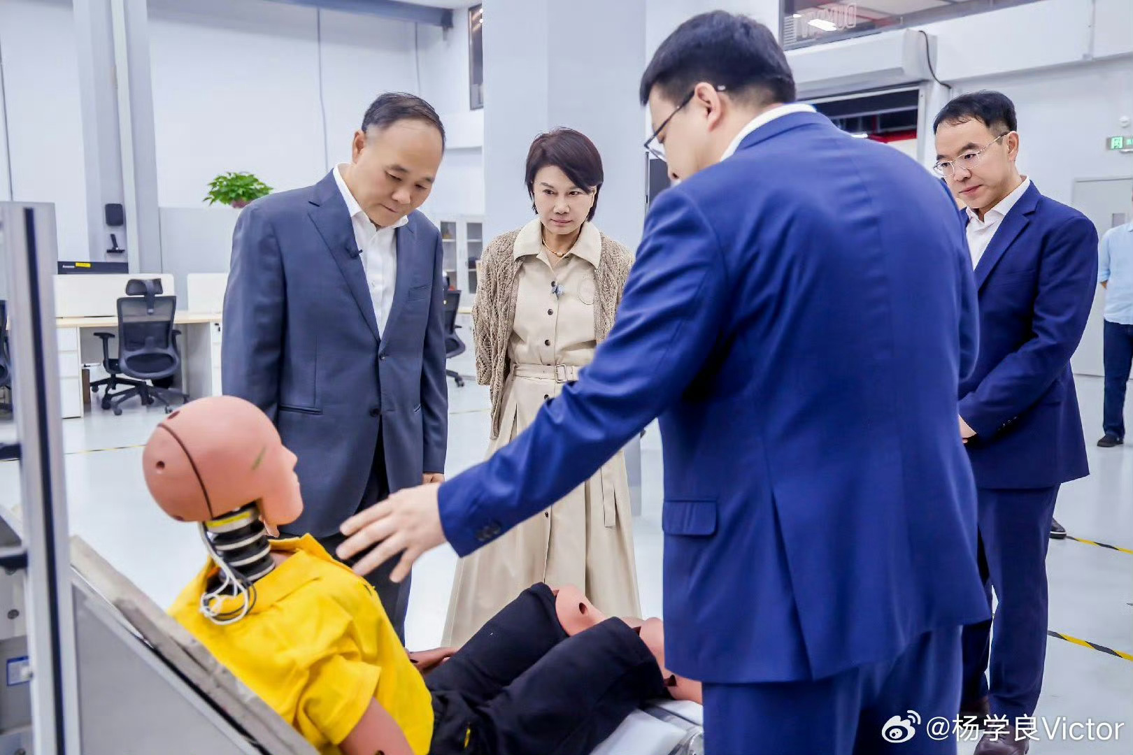 果然，吉利与格力开始战略合作了。 董明珠参观吉利，李书福全程陪同接待。董明珠还像