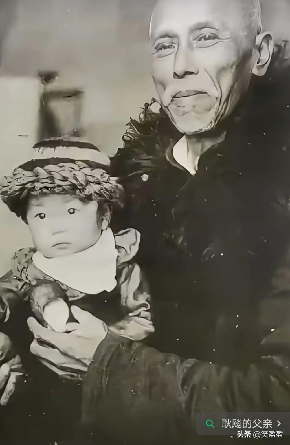 他叫耿楚南，耿飚的父亲，江湖人称“双钩大侠”。皇帝御赐的虎头双钩，够他吹一辈子。