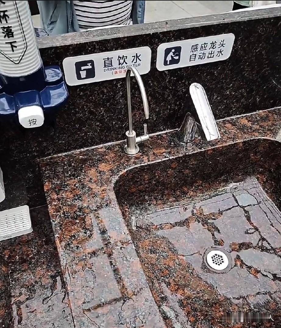 胖东来商场内的直饮水设备，被不少市民提着大大小小水桶前来接水。这件事在网上吵得沸