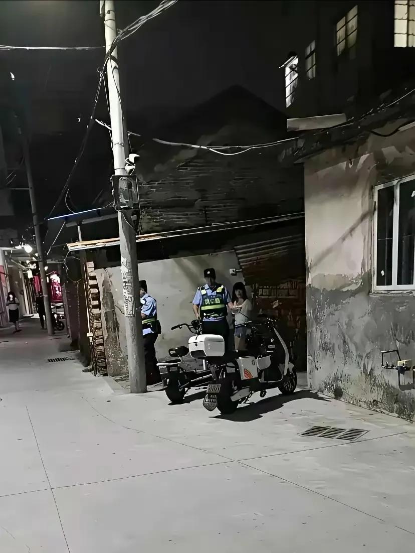 这是在干嘛？
解救人质吗？
警察叔叔威武，
小姐姐貌似不高兴了[黑线][黑线][