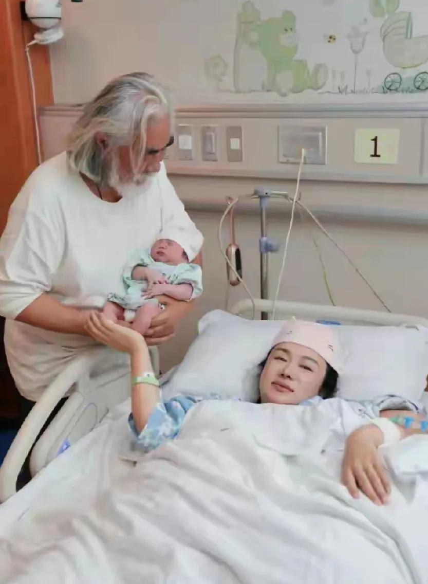 张纪中杜星霖四胎女儿出世
这是昨天刚刚发生的事，恭喜恭喜
往后余生，就是一家六口