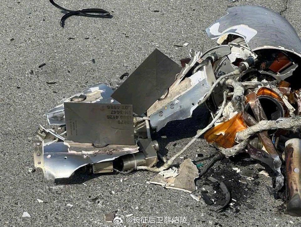 以色列宣布袭击伊朗阿联酋国防部宣布成功拦截了伊朗发射的第二波弹道导弹，碎片落在阿