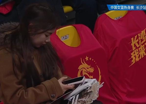 导播至少3次中断直播看这名女观众。

看篮球赛，最怕什么？最怕正打到关键时候，镜