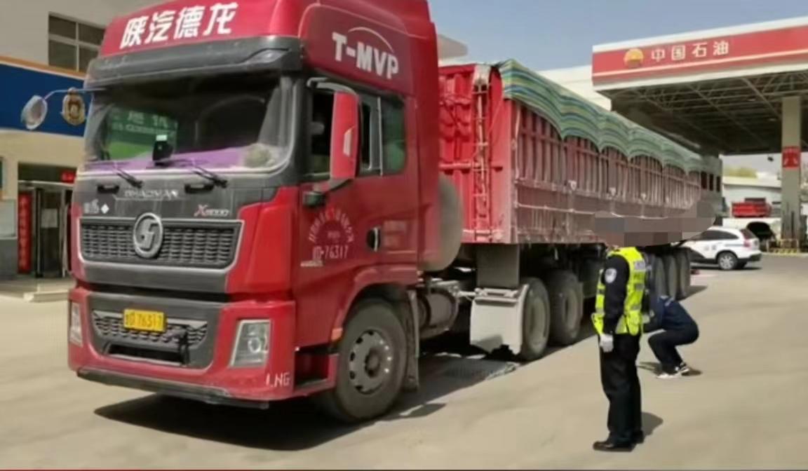 黑龙江哈尔滨，一货车司机在运输过程中，被路政、交警联合执法队拦下并要求车辆过磅，