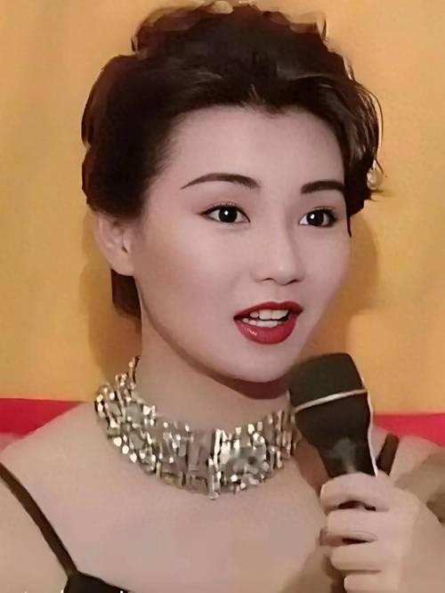 60岁张曼玉定居法国农村，钻进鸡窝亲手取带着余温的鸡蛋，还对鸡妈妈道谢！她直言：