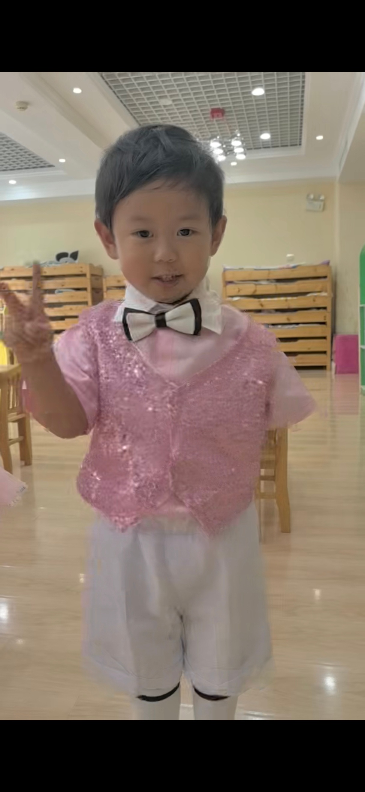 这周日小孩幼儿园毕业典礼，他们作为学弟学妹有一个跳舞的节目，老师说会化妆，今天下