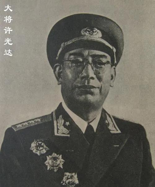 [太阳]1938年，许光达和分别10年的妻子终于团聚。谁料，就在妻子要扑到许光达