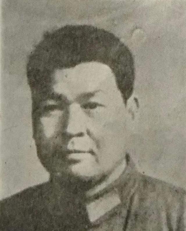 他是原63军副军长，因霸凌妇女被连降三级，后来恼羞成怒，竟在半夜对自己老婆开枪，