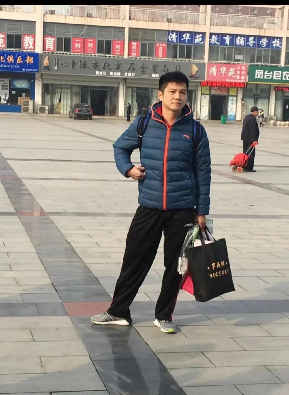 偶遇“返乡版”樊振东啦
 
谁懂！刷到这张图直接脑补出一整个故事—— 这不是在外