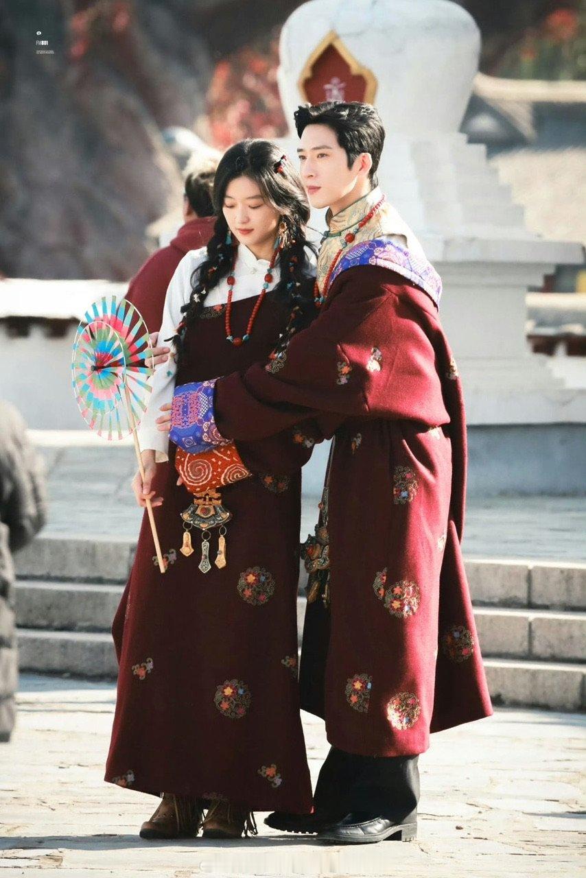 井柏然孙千早春晴朗藏服同框井柏然孙千早春晴朗藏服路透是luke和桃桃的西藏游～ 