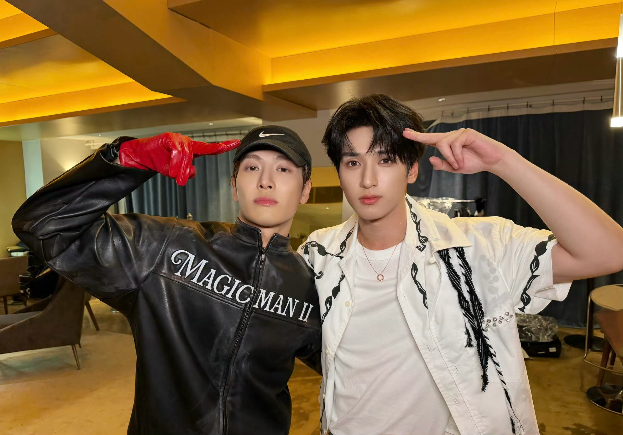 严浩翔头像致敬王嘉尔严浩翔疑似为追王嘉尔三调头像 严浩翔追星也太真实了！少年追星