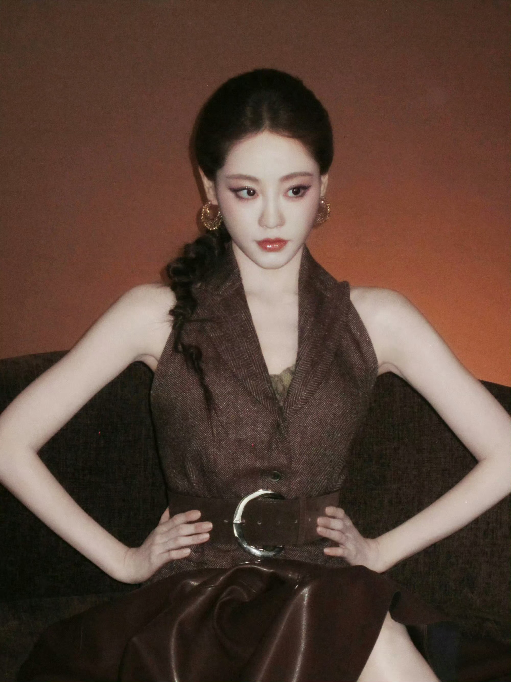 祝绪丹完全是主人级别 美拉德系长裙+上挑棕眼线，气场全开slay全场！这造型杀疯