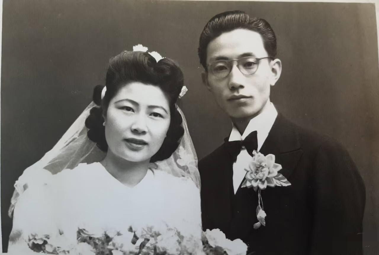 一对爷爷奶奶的结婚照，大概1946年吧，这也许是大户人家的姑娘吧