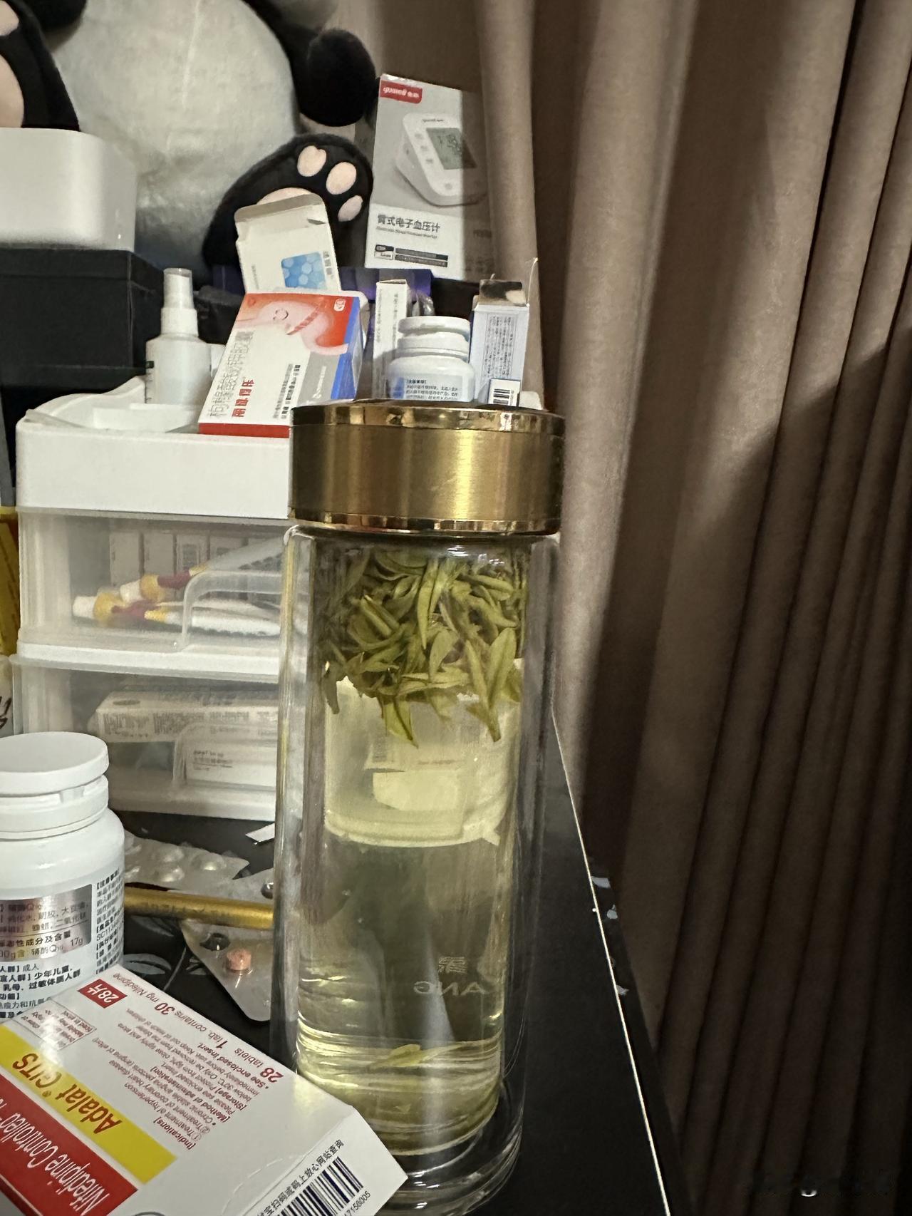 我这人生活不太节制，既抽烟又喝酒，还喜好浓茶。
这是几十年养成的坏习惯。
前段时