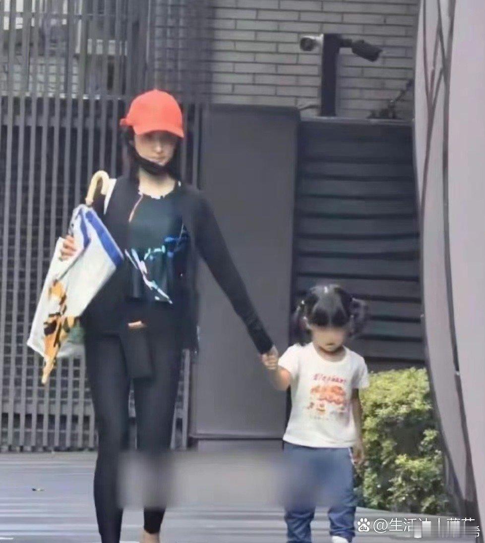 林依晨接女儿放学，没想到，时间过得这么快，林依晨已经是个超级幸福的妈妈了，她的宝